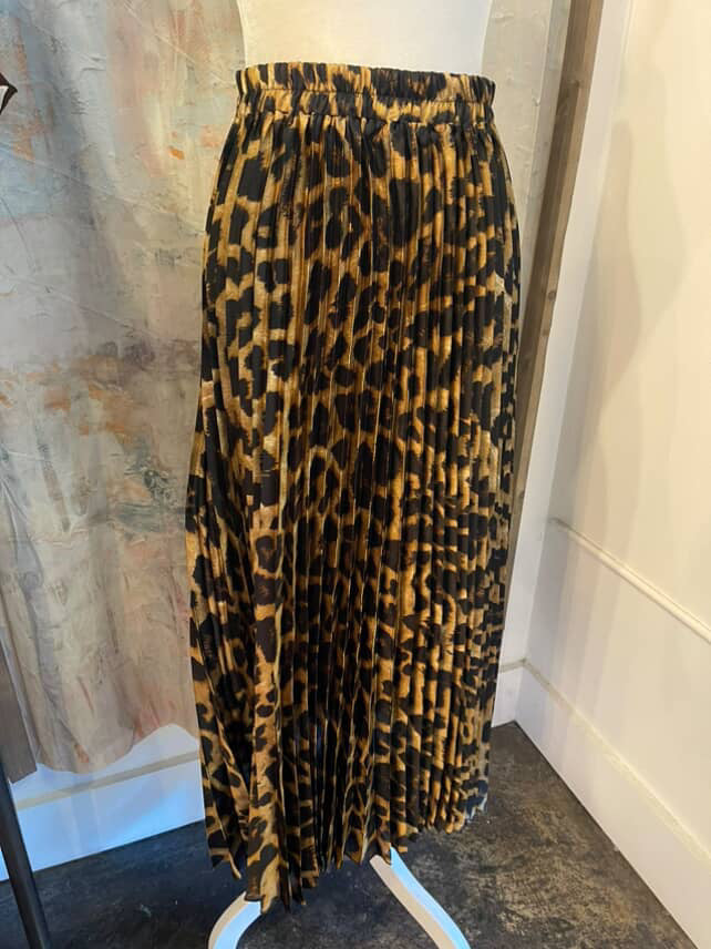Pleat Detail Midi Leopard Skirt