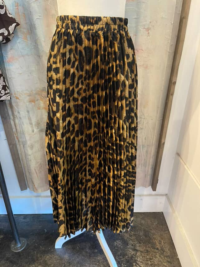 Pleat Detail Midi Leopard Skirt
