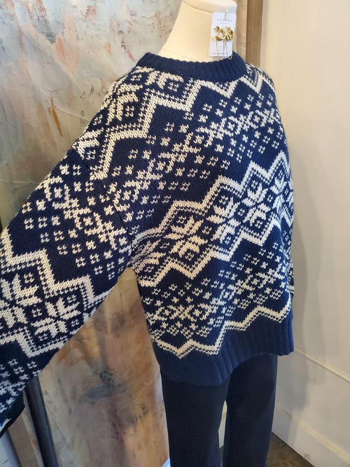 Snow Flake Pattern Round Neck Sweater Top