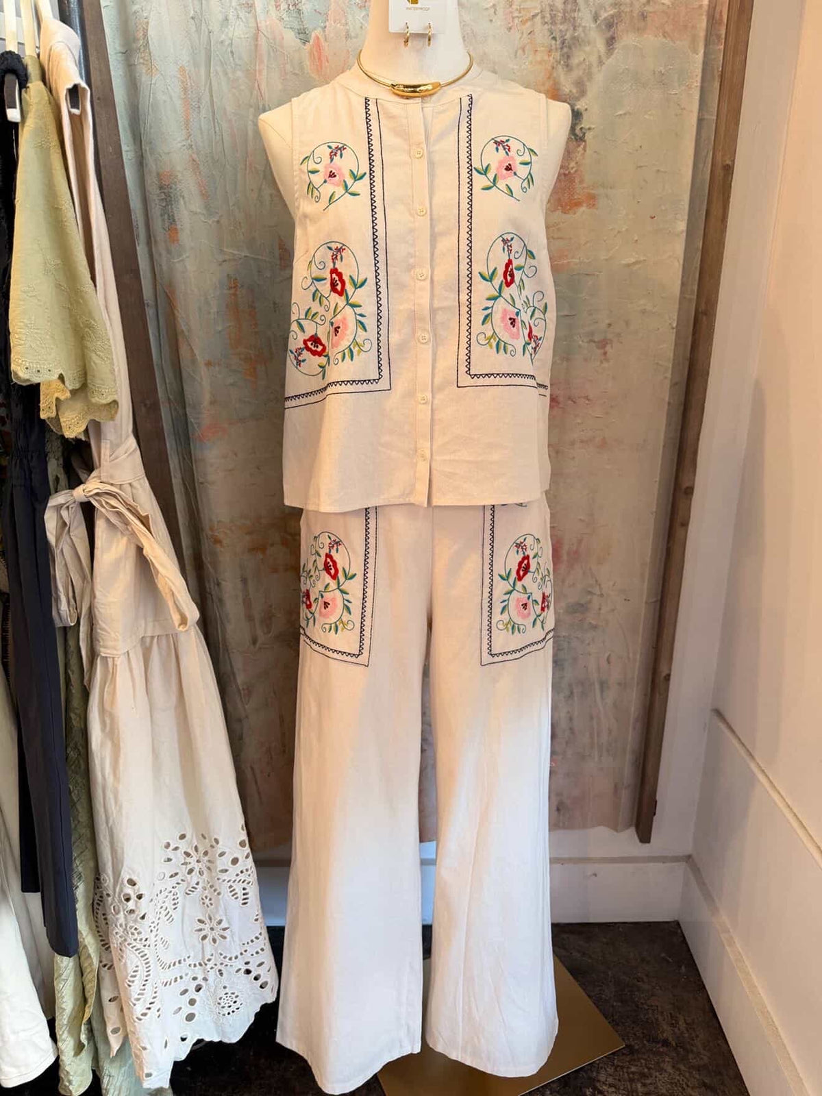 Embroidery Pocket Detail Pants with Lining