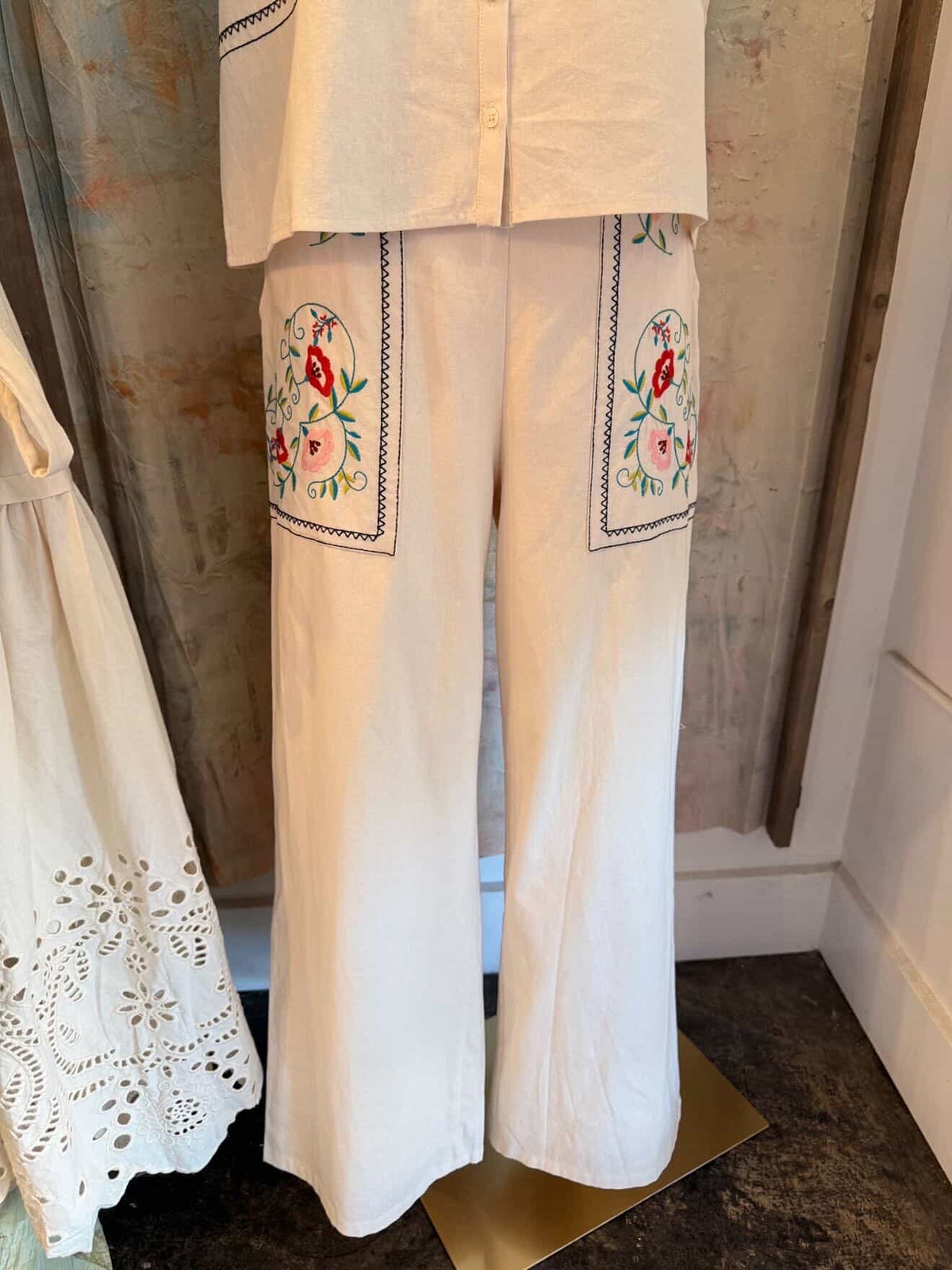 Embroidery Pocket Detail Pants with Lining
